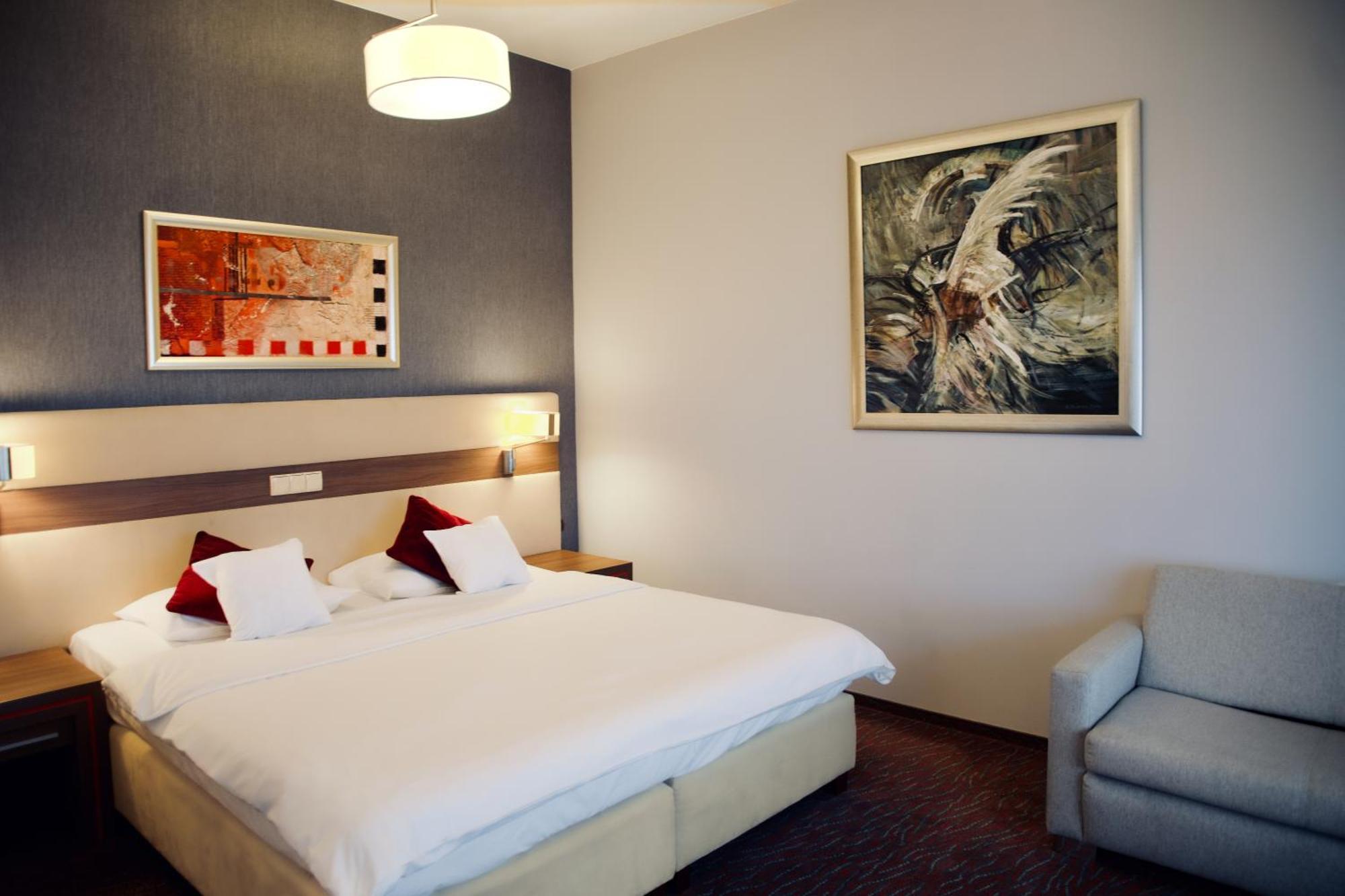 Hotel Szafran Челядзь Екстер'єр фото