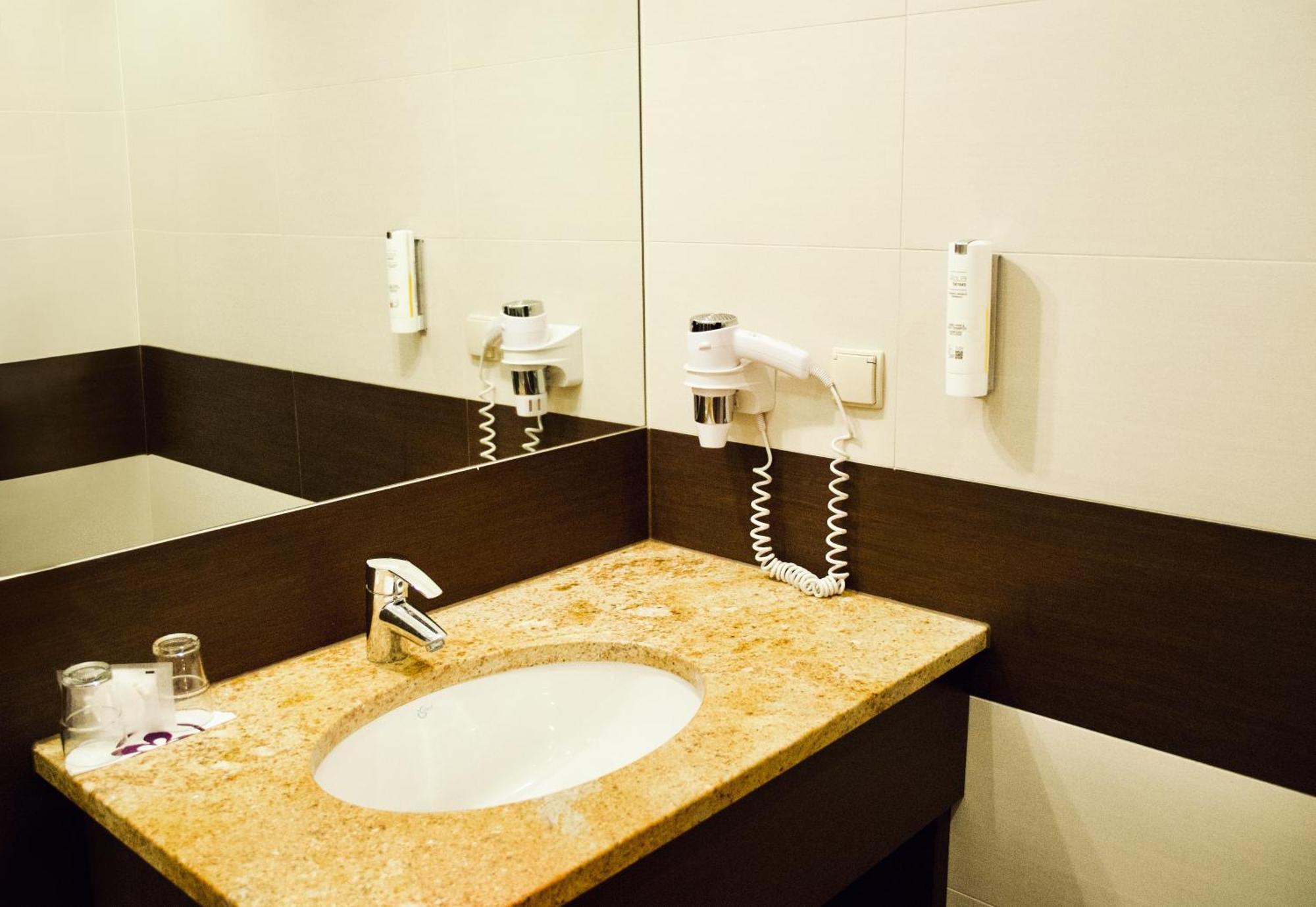 Hotel Szafran Челядзь Екстер'єр фото